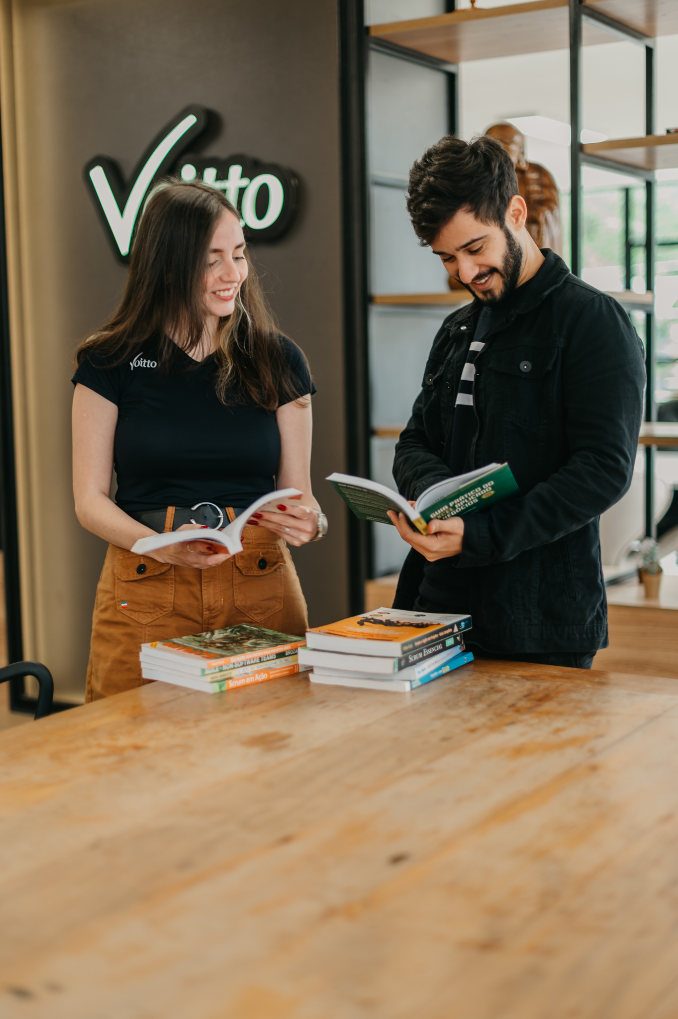 Pessoas estudando e conquistando uma promoção de trabalho