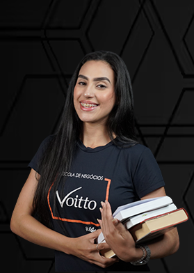 Moça segurando livros da Voitto