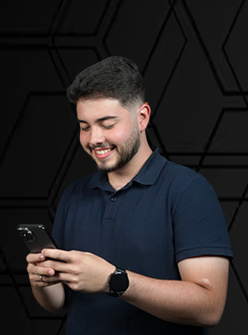 Rapaz olhando celular