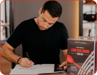 Thiago assinando o Livro